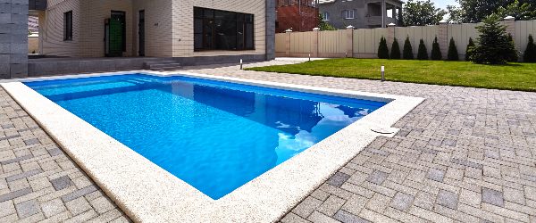 piscine avec margelles